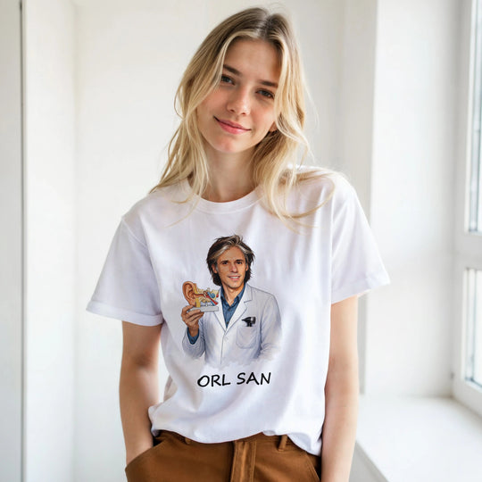 T-shirt femme « ORL San » : un médecin tenant une maquette anatomique de l'oreille, un clin d'œil amusant qui donne tout son sens au jeu de mots.