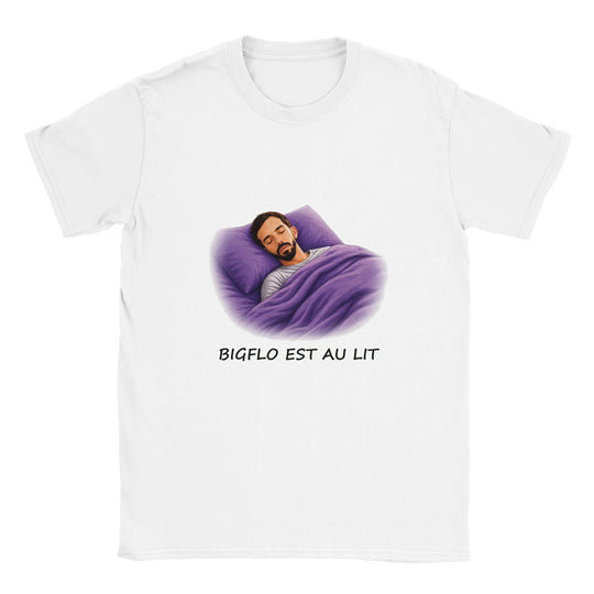 T-shirt femme « Bigflo est au lit » : un homme endormi, confortablement installé sous une couette violette, la tête posée sur un oreiller assorti.