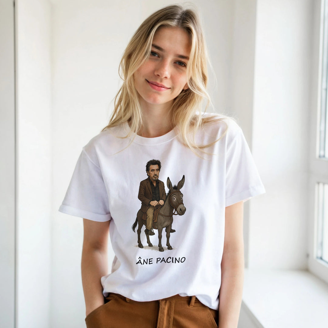 T-shirt femme « Âne Pacino » : un personnage au style sérieux, installé sur le dos d'un âne à l'expression étonnée.