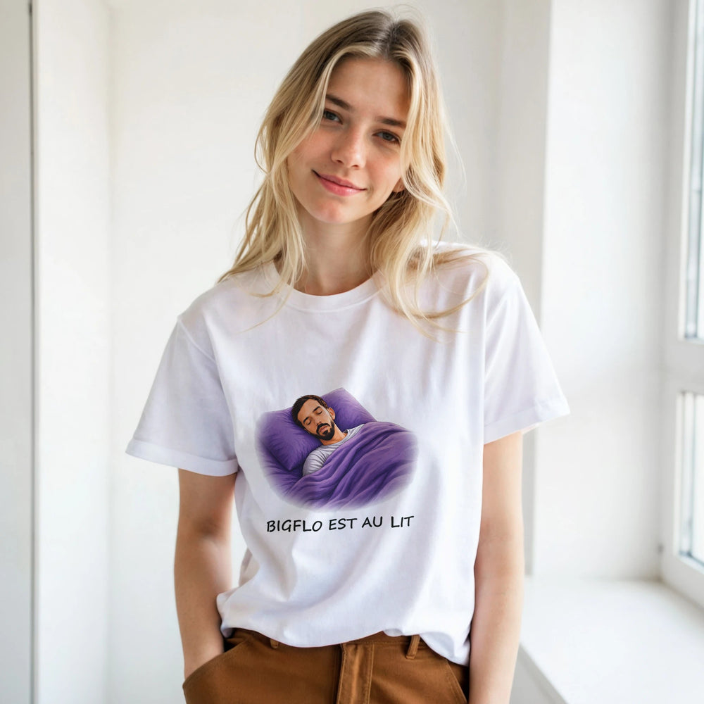 T-shirt femme « Bigflo est au lit » : un homme endormi, confortablement installé sous une couette violette, la tête posée sur un oreiller assorti.
